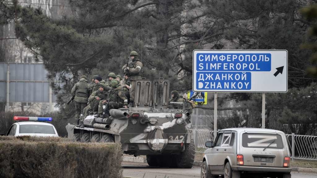 Militares rusos en Armyansk, no norte da península de Crimea, cuxa adhesión a Rusia é unha das condicións do Kremlin para pór fin á invasión (Foto: Konstantin Mihalchevskiy / Sputnik).