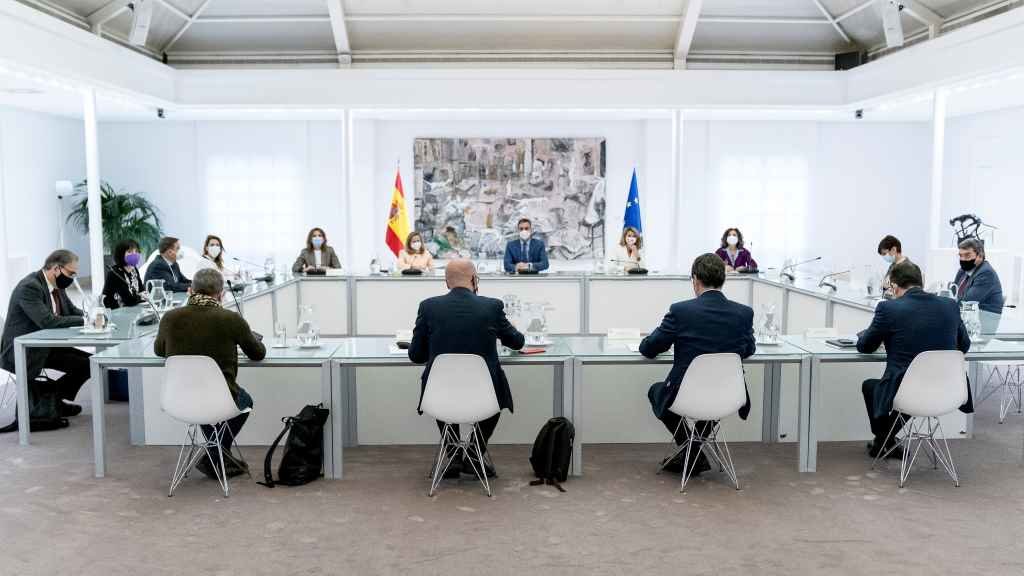 O Palacio da Moncloa acolleu a pasada segunda feira a reunión entre representantes do Executivo español, sindicatos e patronais (Foto:A. Pérez Meca. POOL / Europa Press)