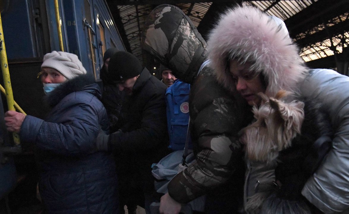Poboación ucraína colle o tren en Lviv para cruzar a fronteira. (Foto: Carol Guzy/ZUMA Press Wire/dpa)