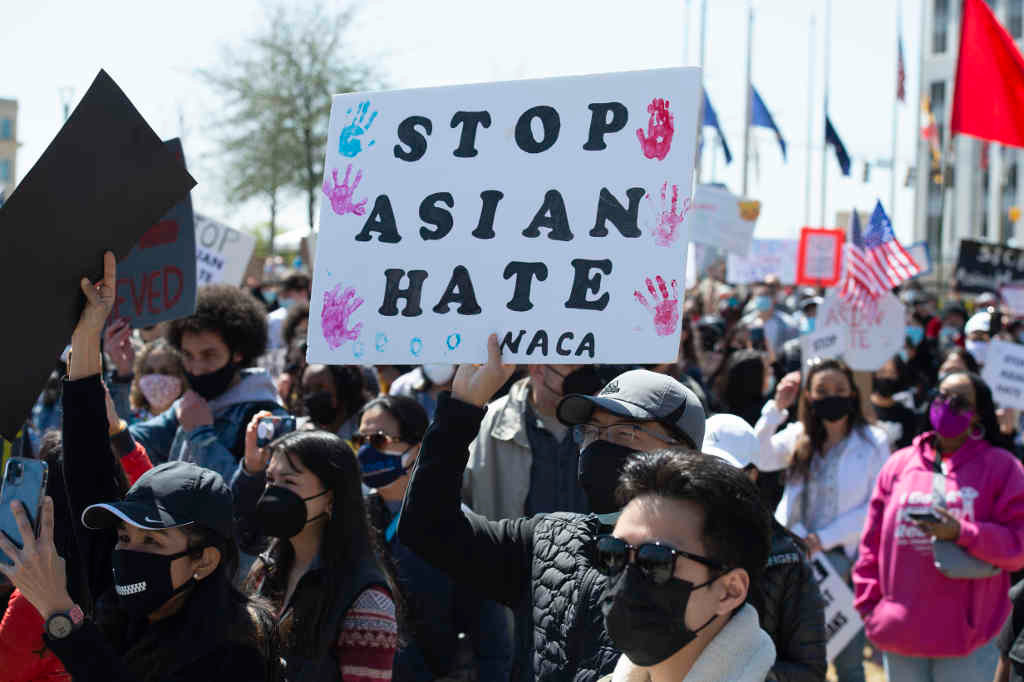 Manifestación en Atlanta (EUA) en contra dos crimes motivados polo racismo anti asiático (Foto: Robin Rayne / ZUMA Wire / dpa).