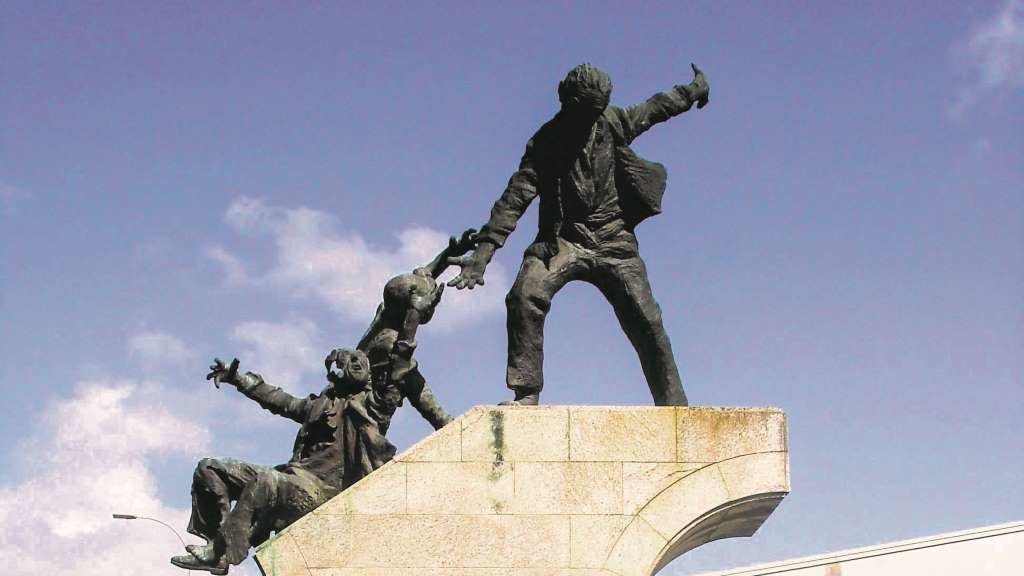 Monumento ao 10 de Marzo, en Ferrol, en memoria das loitas sindicais que custaron a vida a dous traballadores da antiga Bazán (Foto: Nós Diario).