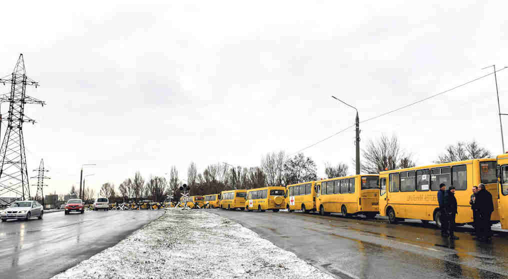 Decenas de autobuses prepáranse para o transporte de material humanitario a Ucraína. (Foto: Ukrinform / DPA).