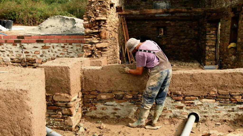 Proceso da construción en terra dunha casa na Pobra do Brollón
(Foto: Hábitat Social).