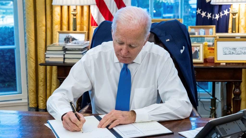 O presidente dos EUA, Joe Biden, asinando o primeiro paquete de sancións contra Rusia, o pasado 21 de febreiro (Foto: Adam Schultz / Casa Branca).
