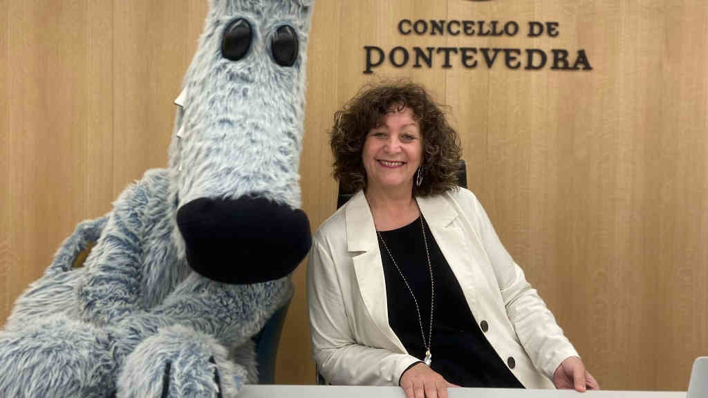 A concelleira de Cultura de Pontevedra, Carme Fouces, acompañada da mascota do Salón, o lobo Orbil (Foto: Nós Diario).