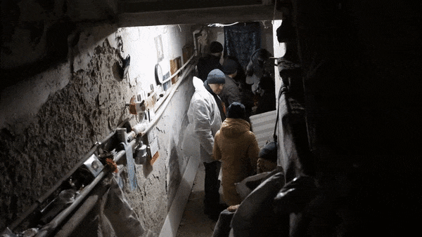 Persoas refuxiándose no soto dun hospital local en Volnovakha, Donetsk (Victor/Xinhua News); edificio bombardeado en Kíiv (Mikhail Palinchak/SOPA Images), e ataques na cidade ucraína de Markhalivka (Seth Sidney Berry/ZUMA Press).