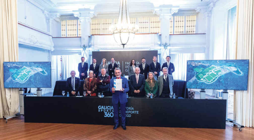 O presidente do RC Celta, Carlos Mouriño, no centro, a cuarta feira na presentación do proxecto.