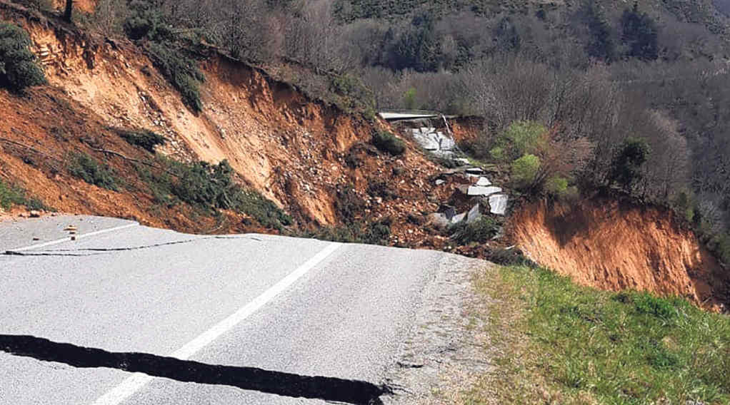 Afundimento da estrada LU-651 ao seu paso polo concello de Folgoso do Courel. (Foto: Concello de Folgoso do Courel).
