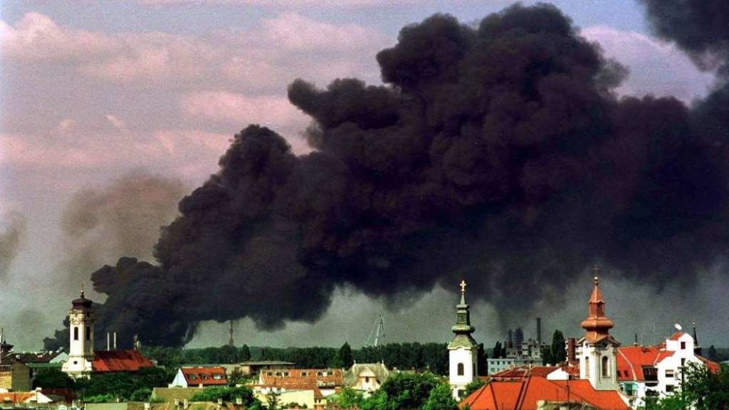 Bombardeos da OTAN en Novi Sad, ao norte de Belgrado, en 1999 (Foto: Reuters).
