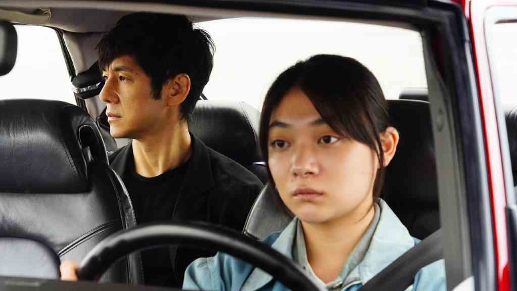 Hidetoshi Nishijima e Tôko Miura, nunha escena de 'Drive My Car'.