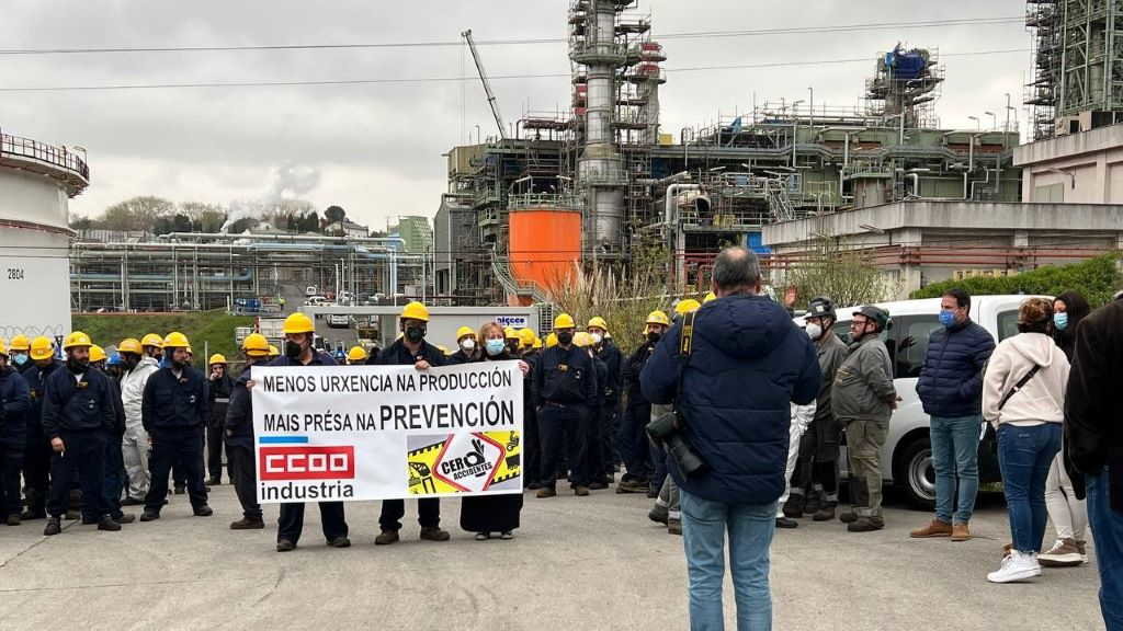 Traballadores da refinaría de Repsol na Coruña concentráronse esat terza feira diante da planta para exixir máis seguridade. (Foto: CCOO).