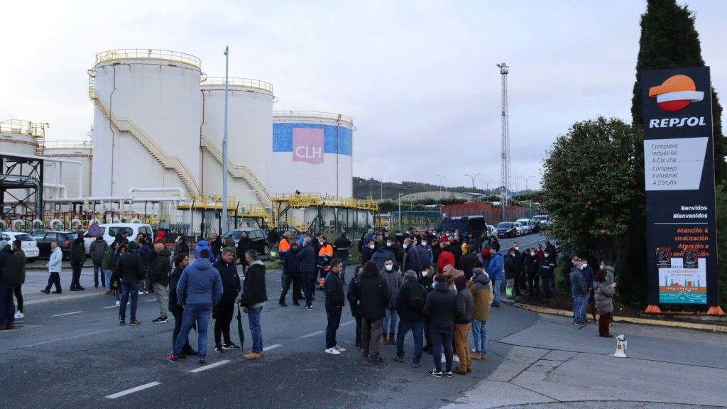 Persoal das contratas de Repsol bloquearon os distintos accesos á planta desde primeira hora. (Foto: Nós Diario)