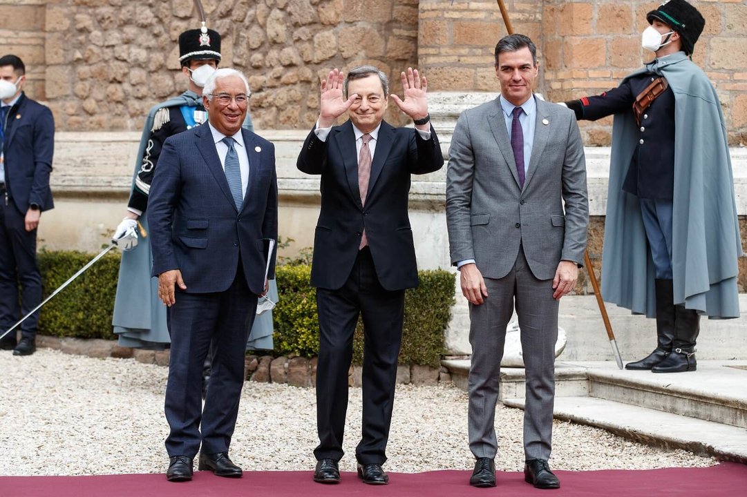 O primeiro ministro portugués, Antonio Costa; o seu homólogo italiano, Mario Draghi; e o presidente do Goberno español, Pedro Sánchez. (Foto: Europa Press)