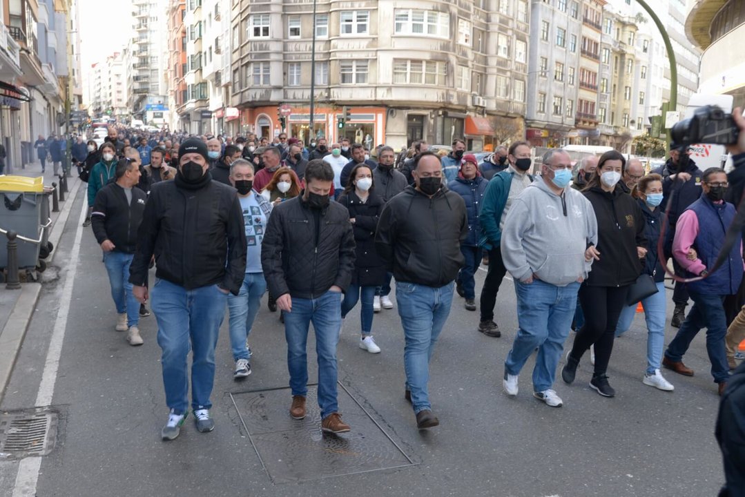 Manifestantes participan nunha marcha tras a morte dun traballador da refinaría de Repsol na Coruña. (Foto: M. Dylan / europa Press).