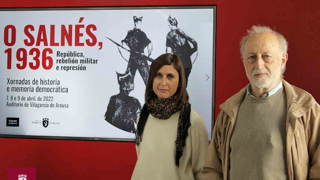 A concelleira de Cultura, Sonia Outón xunto ao historiador Xosé Álvarez (Foto: Concello de Vilagarcía).