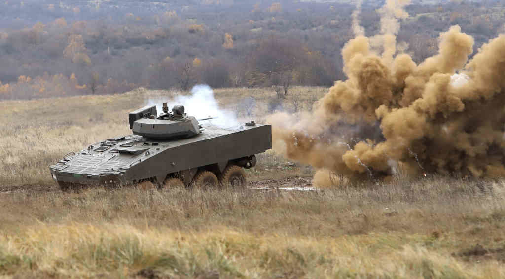 Un tanque da OTAN realiza manobras en Eslovaquia. (Foto: Tasr / Dpa)
