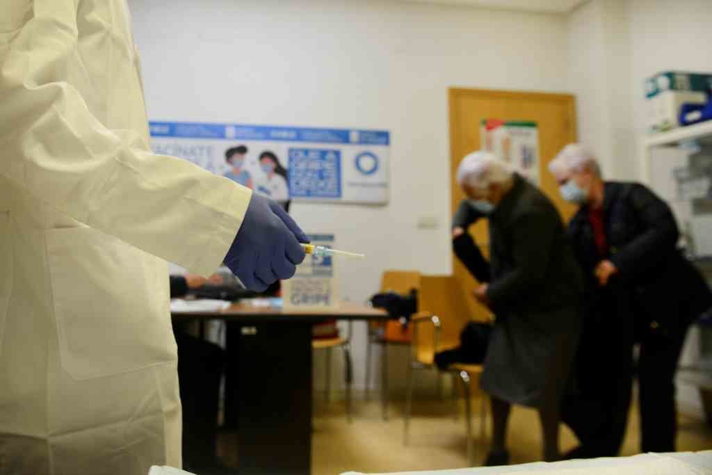 Un enfermeiro prepara unha vacina nun centro de Atención Primaria de Ourense