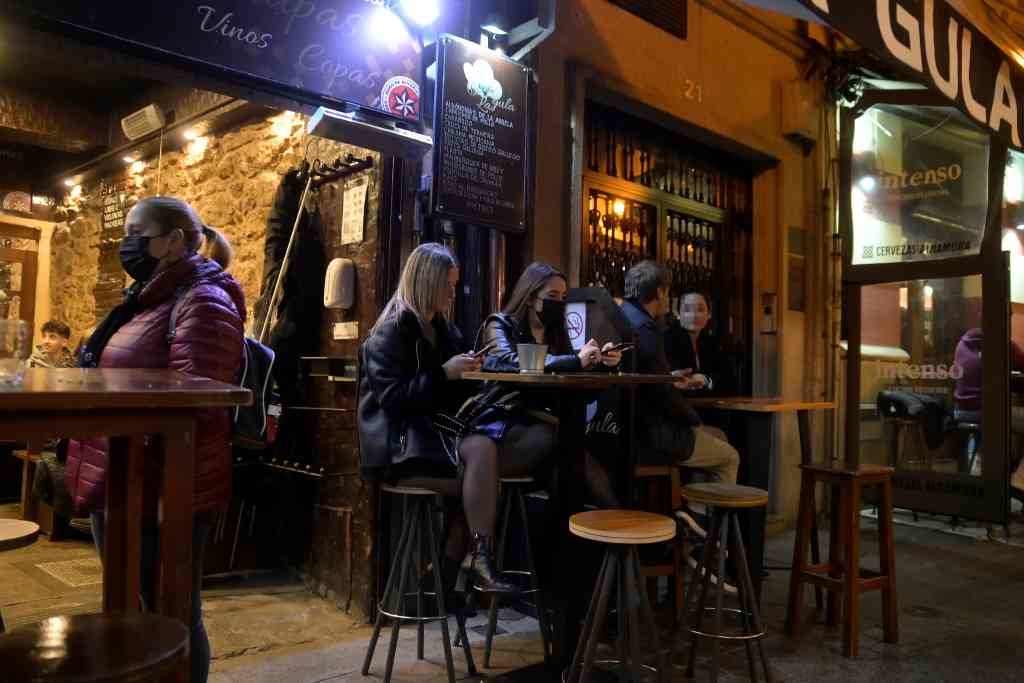 Unha zona de ocio nocturno na Coruña. A hostelaría galega ficasen restricións desde este sábado. (Foto: M. Dylan / Europa Press)
