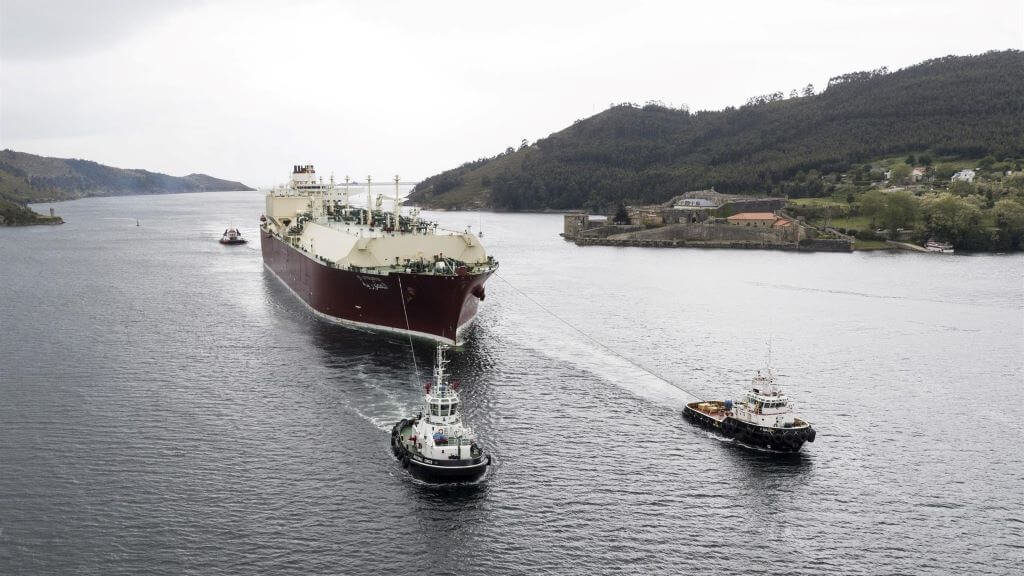 Entrada dun buque gaseiro  na ría de Ferrol con destino ás instalacións da planta de Reganosa en Mugardos (Foto: APFSC).