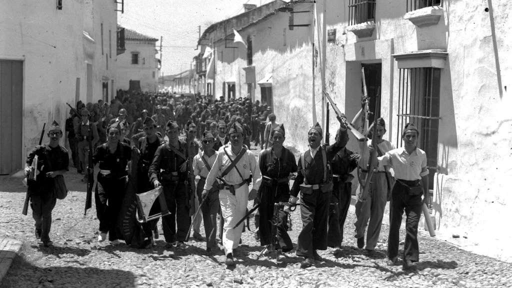 Rafael Medina y Villalonga, vestido de branco e no centro da imaxe, liderando un grupo represivo falanxista nunha localidade sevillana, en 1936. (Foto: Fondo Juan José Serrano da Hemeroteca de Sevilla)