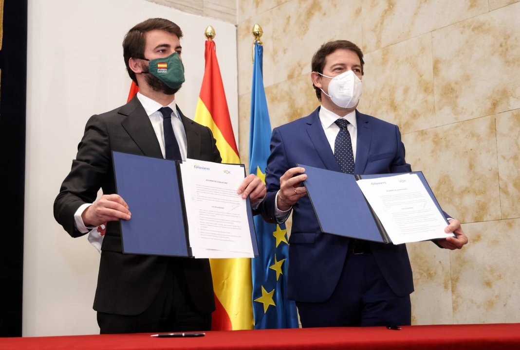 Juan García-Gallardo e Alfonso Fernández Mañueco asinan o acordo de Goberno en Castela e León. (Foto: Europa Press)