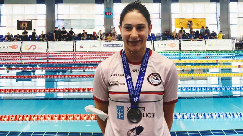 A nadadora do CN Ponteareas Sofía Carballo proclámase subcampioa de España Júnior en 100 braza (Foto: Nós Diario).