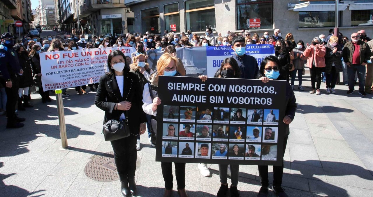 Manifestación do pasado 3 de abril para retomar a procura dos corpos dos mariñeiros desaparecidos. (Foto: Javier Vázquez/Europa Press)