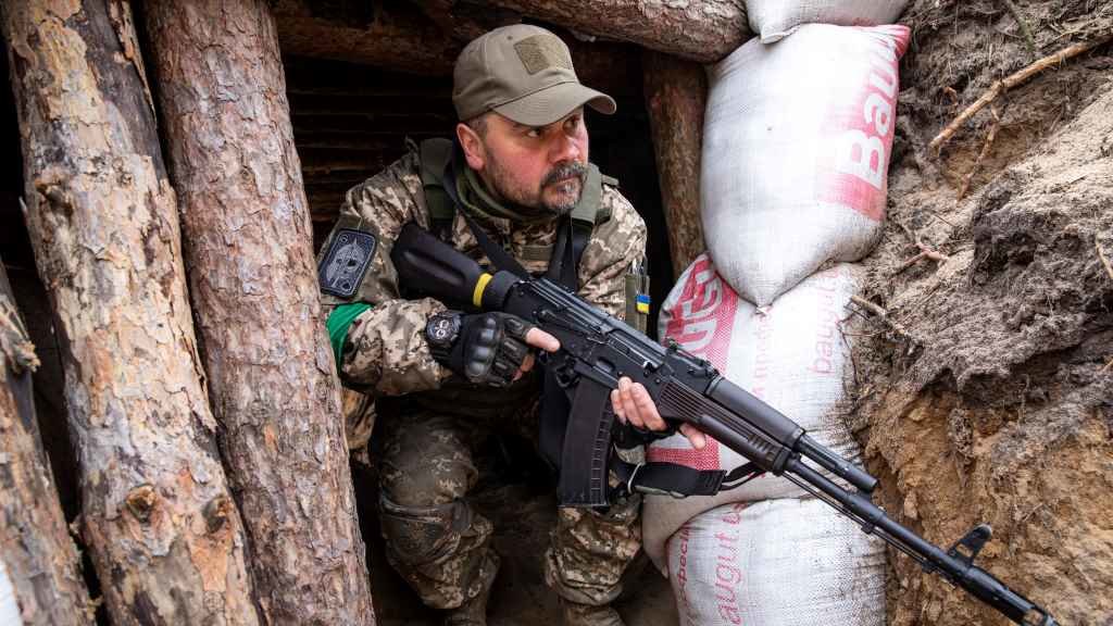 Un soldado do Exército ucraíno desde as trincheiras de Kíiv. (Foto Alex Chan Tsz / Yuk Zuma Press)