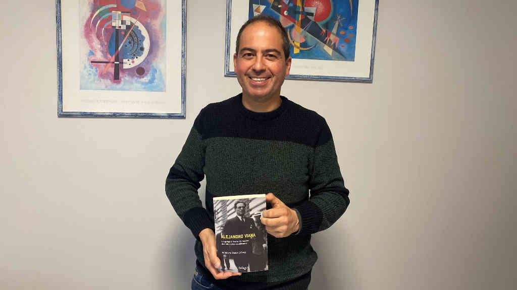 Roberto Mera cun exemplar do libro (Foto: Nós Diario)