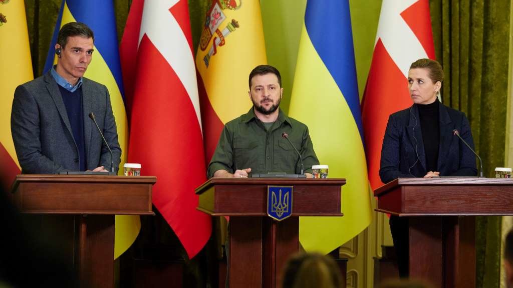 Pedro Sánchez, Volodimir Zelenski e Mette Frederiksen, esta quinta feira, en Kíiv. (Foto: Goberno de Ucraína)
