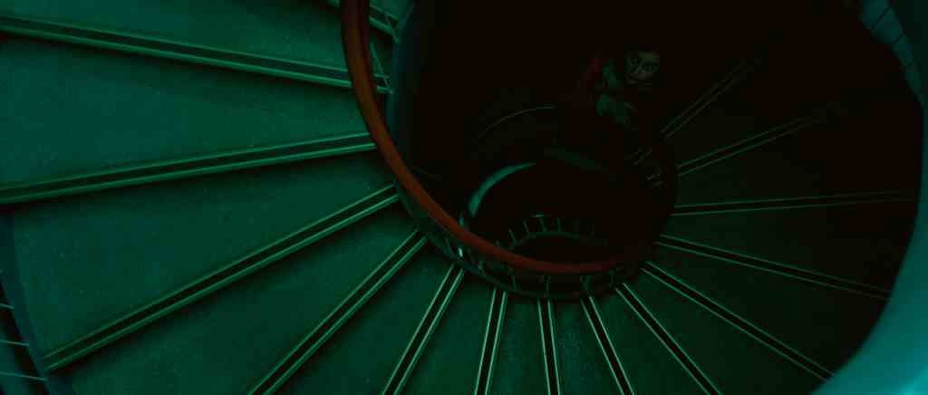 A actriz María Roja sobe por unha escaleira nun dos fotogramas máis icónicos 
de '9 fugas'.