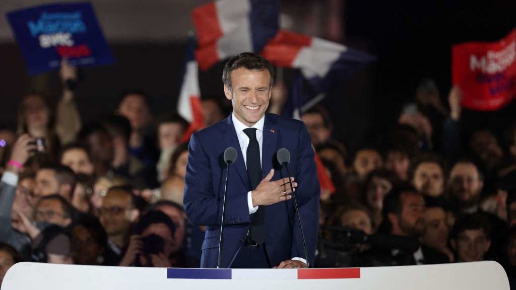 Emmanuel Macron, este domingo, celebrando en París a súa vitoria fronte a Le Pen. (Foto: Thomas Coex / AFP / DPA)