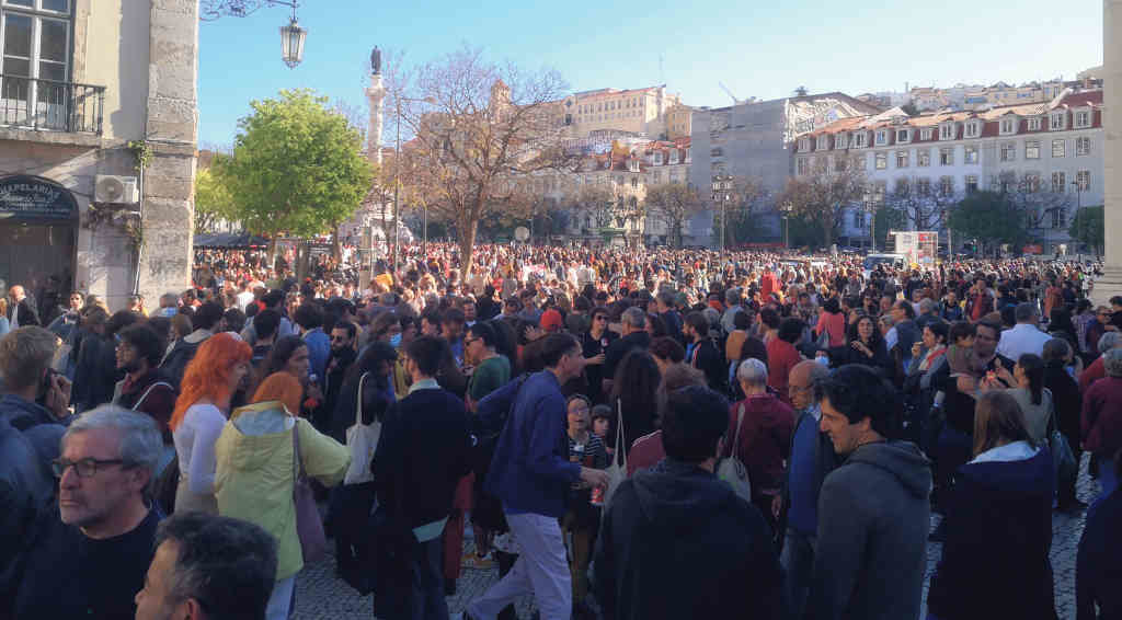 Manifestación en lembranza da revolución dos cravos onte. (Foto: Nós Diario)