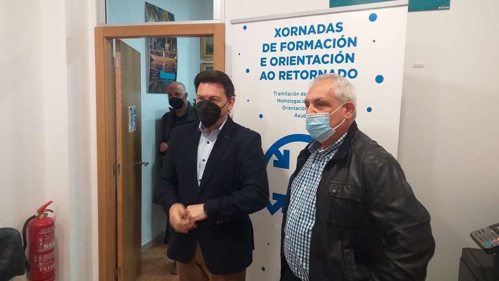 O director xeral de Emigración, esta terza feira, na súa visita á sede da Fegave en Vigo. (Foto: Europa Press)