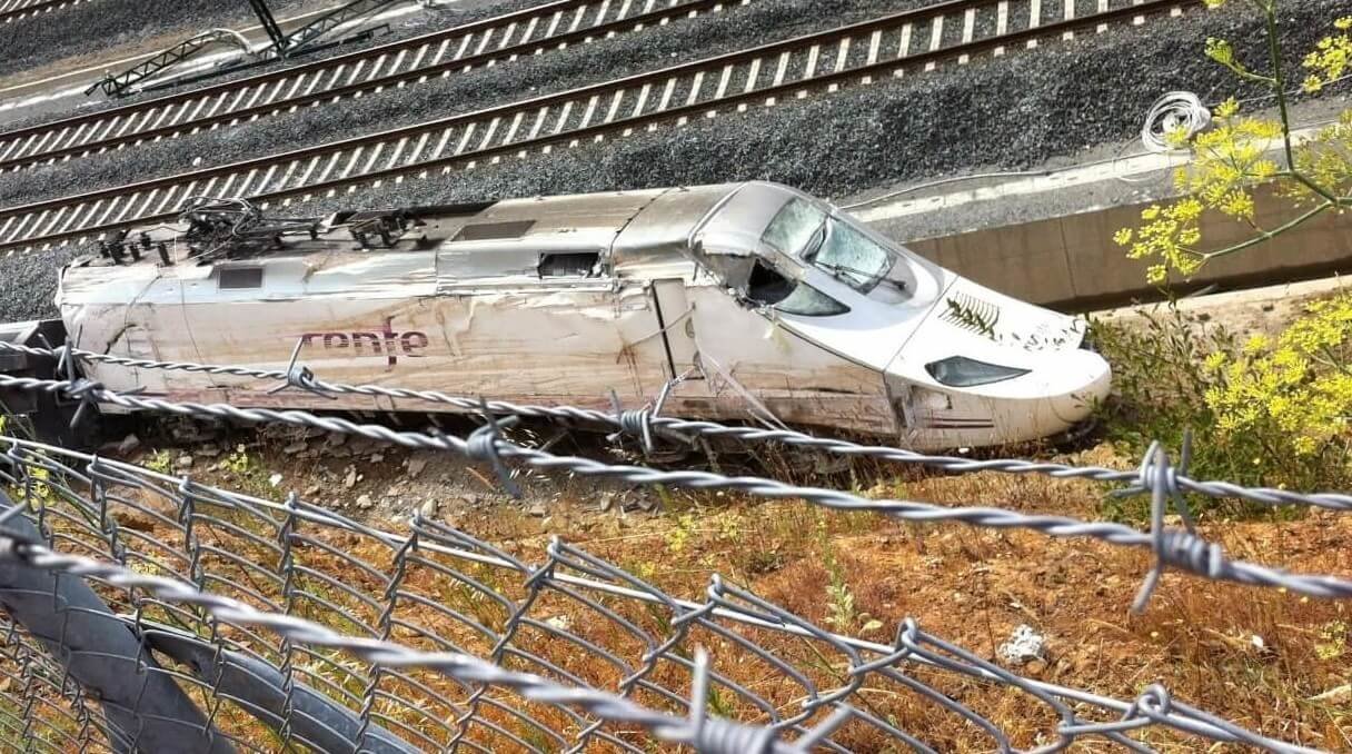 Un dos vagóns do tren Alvia que descarrilou en Angrois. (Foto: Europa Press)