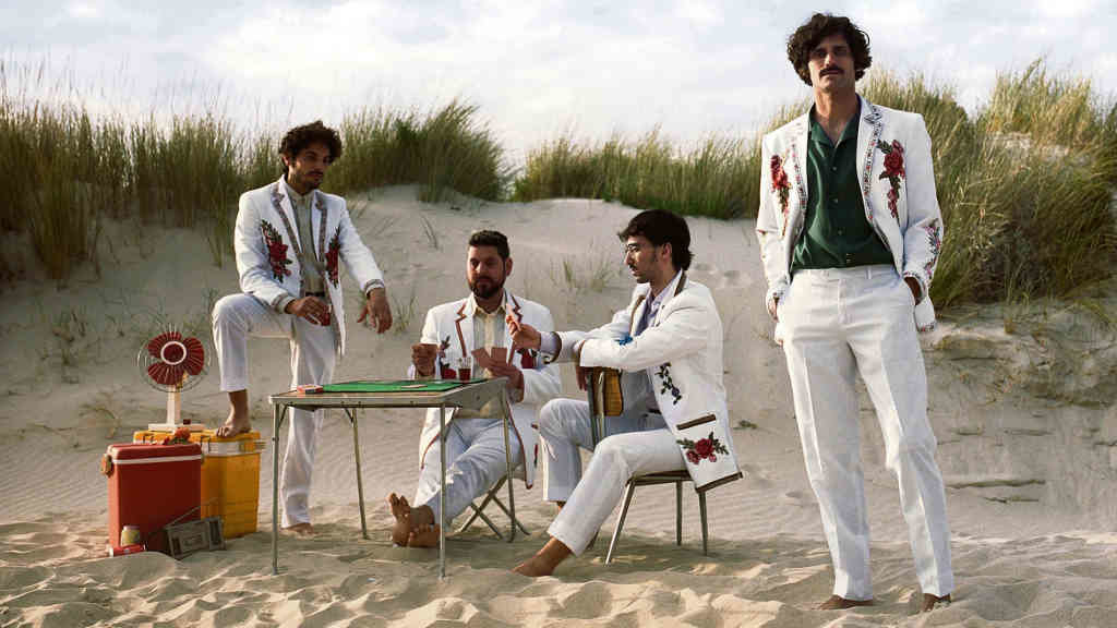 Brais Sánchez, de pé á dereita, co resto da banda na praia de Ornanda, en Porto do Son (Foto: Morde).