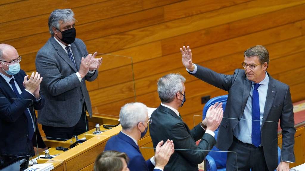 Alberto Núñez Feixoo recibe os aplausos da bancada popular no Parlamento da Galiza, na sesión desta cuarta feira. (Foto: Álvaro Ballesteros / Europa Press)