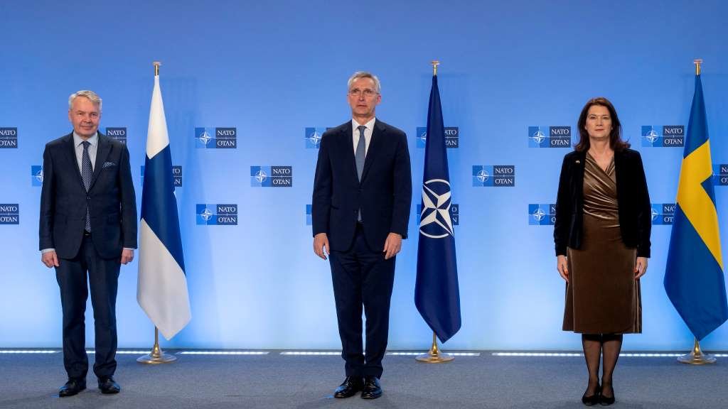 O secretario xeral da OTAN, Jens Stoltenberg (no centro) mantivo a comezos de abril un encontro en Bruxelas cos ministros de Exteriores de Finlandia, Pekka Haavisto (esquerda), e Suecia, Ann Linde (dereita). (Foto: OTAN)