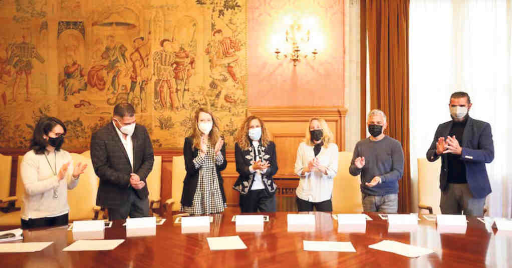 Carmela Silva (centro) e Uxío Benítez (segundo pola esquerda) membros do xurado. (Foto: Deputación de Pontevedra).