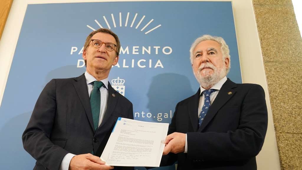Alberto Núñez Feixoo entrega a súa renuncia como presidente da Xunta ao presidente do Parlamento, Miguel Santalices. (Foto: Álvaro Ballesteros / Europa Press)