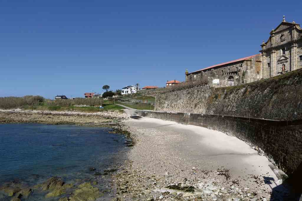 Praia e porto de Oia, co mosteiro.