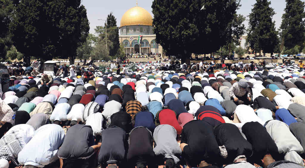 Persoas rezando en Palestina na última sexta do Ramadán. (Foto: Jeries Bssier / APA Images via ZUM / DPA)