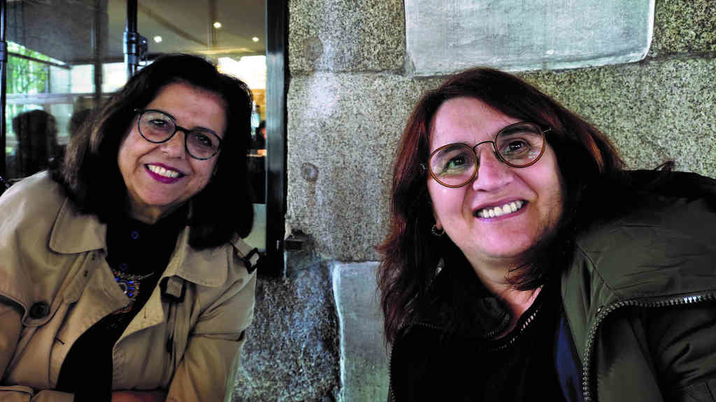 A autora de 'Novembro', Pura Tejelo (á esquerda), coa poeta Pastora Veres (Foto: Nós Diario).