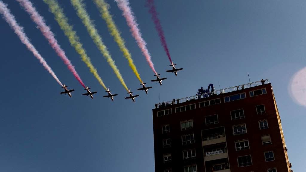 Avións militares debuxando a bandeira española no ceo de Madrid o pasado 12 de outubro. (Foto: Eduardo Parra / Europa Press)