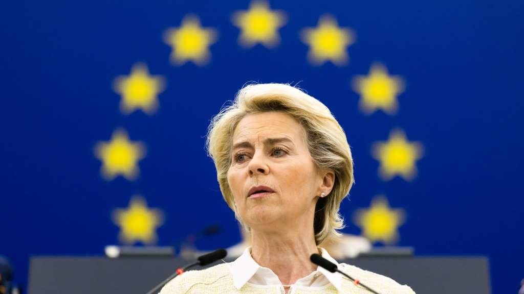 A presidenta da Comisión Europea, Ursula von der Leyen, esta cuarta feira, no Europarlamento. (Foto: Philipp von Ditfurth / dpa)