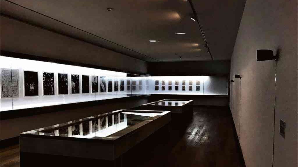 Unha das salas da exposición 'Nova Bailonia', de Marcelo Exoósito, na Fundación Luís Seoane.