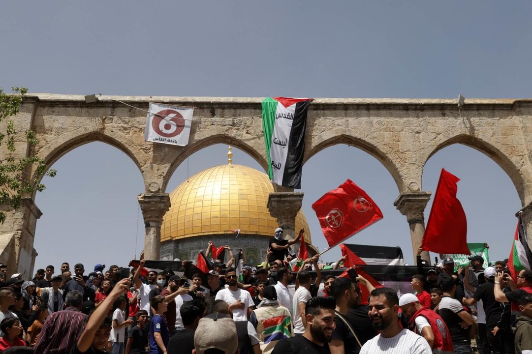 Concentración da poboación palestina o pasado 29 de abril ás portas de Al Aqsa. (Foto: Jeries Bssier / APA Images via ZUM / DPA)