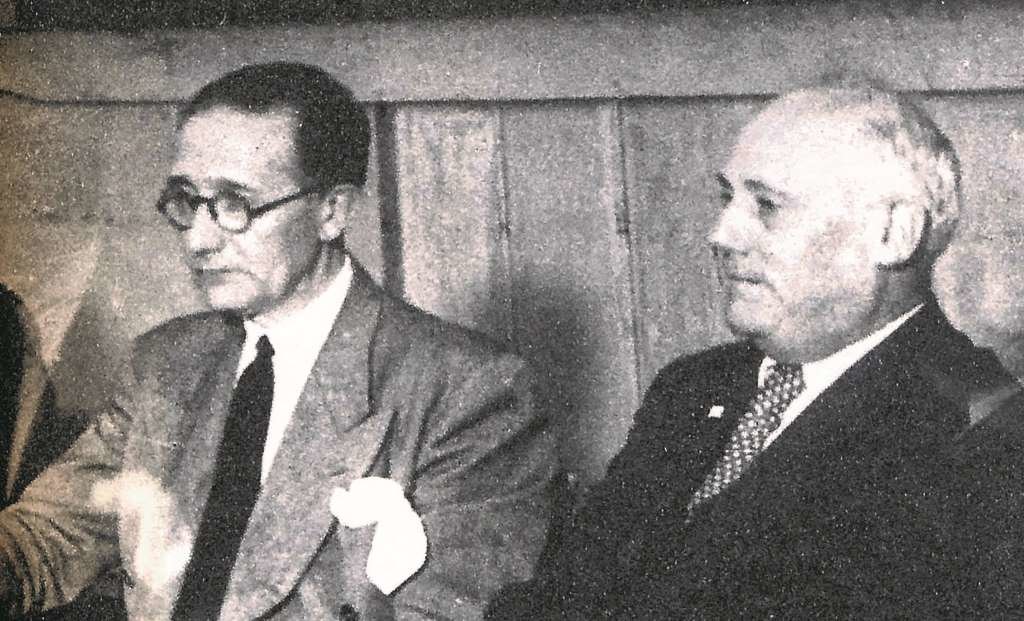 Castelao e Alonso Ríos nunha reunión na Casa de Galicia de Montevideo en 1945.