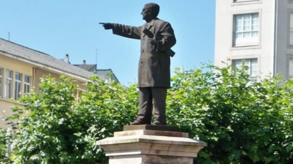 Estatua que homenaxea José María González-Llanos en Ferrol. (Foto: Nós Diario)