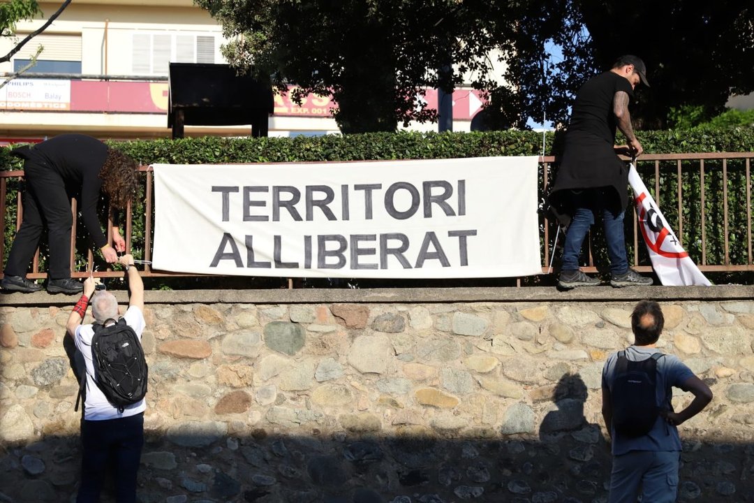 Activista colocan unha faixa declarando Bàscara territorio liberado. (Foto: Vilaweb)
